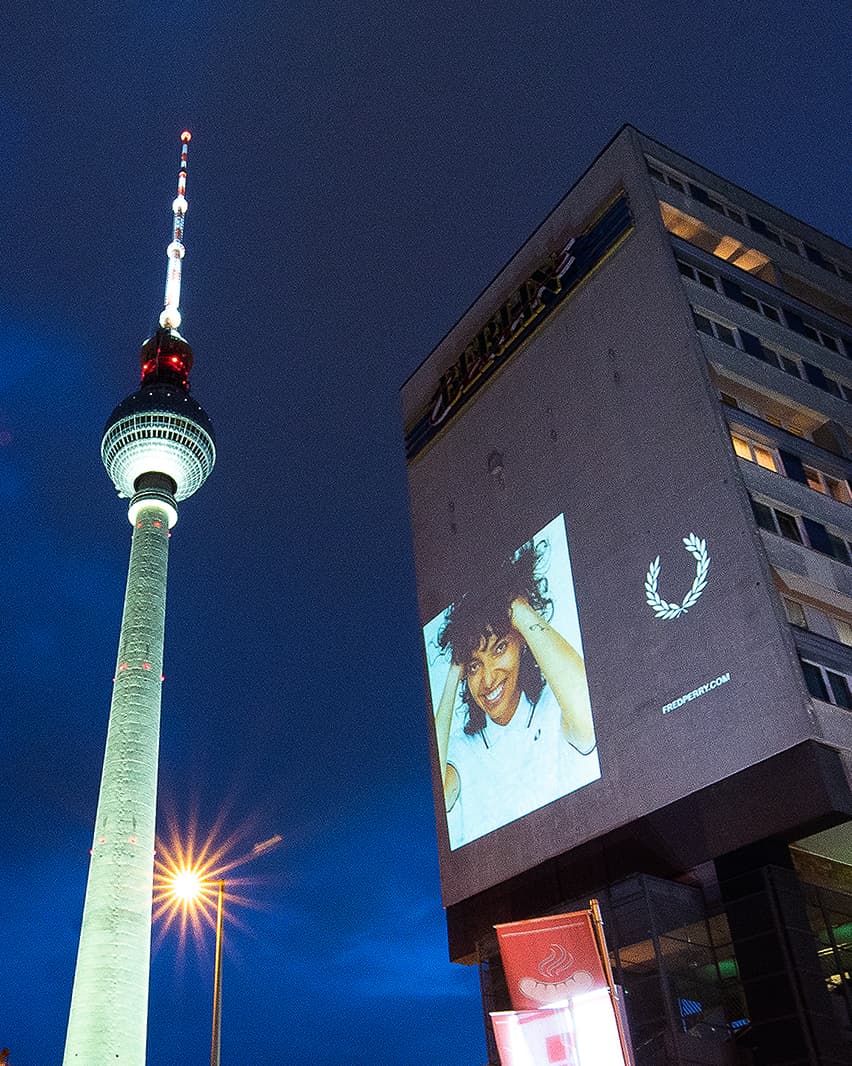 Gebäudeprojektion bei Nacht