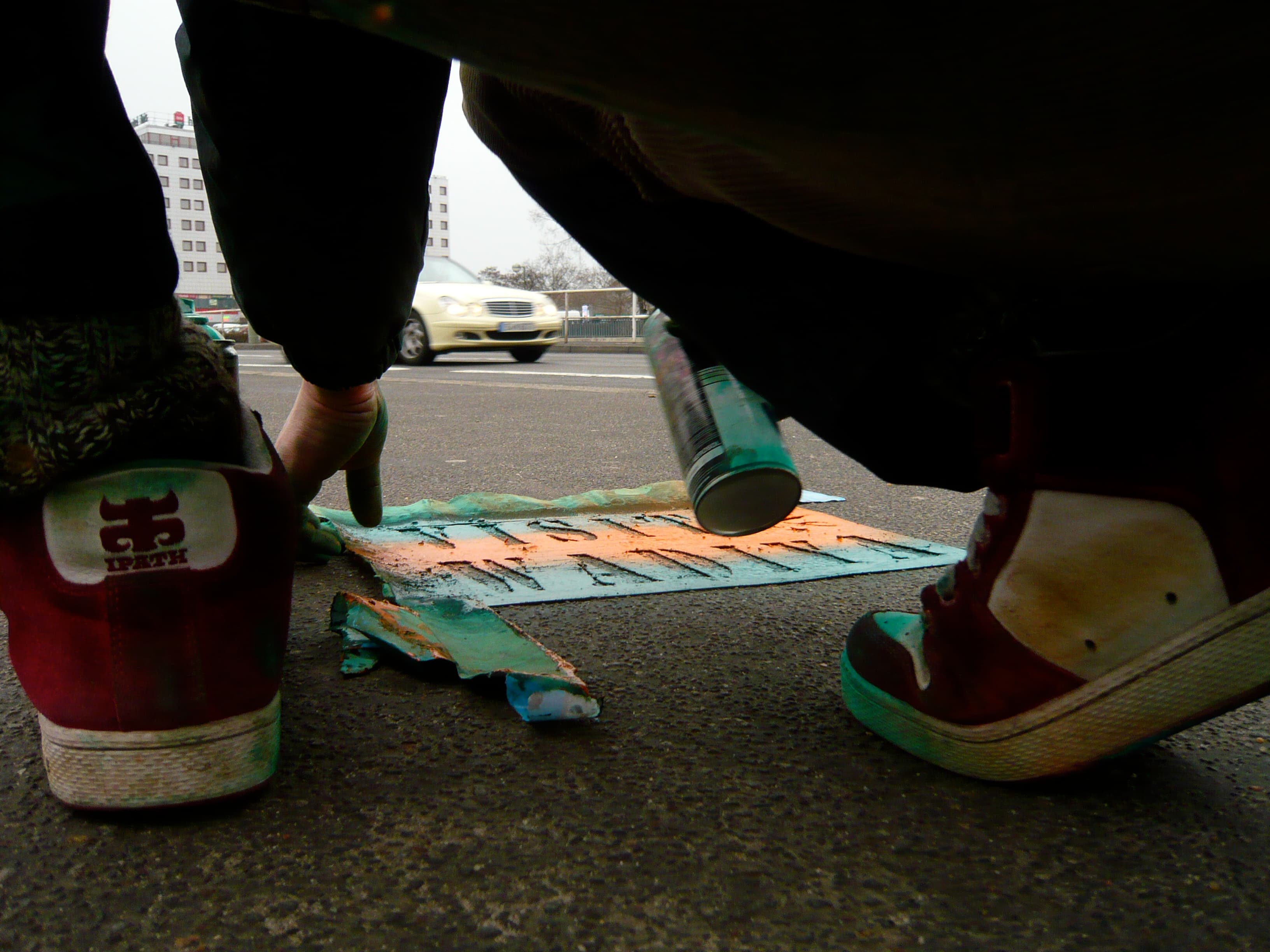 Straßenarbeit — Nahaufnahme von Street Stencil Arbeit auf dem Gehweg