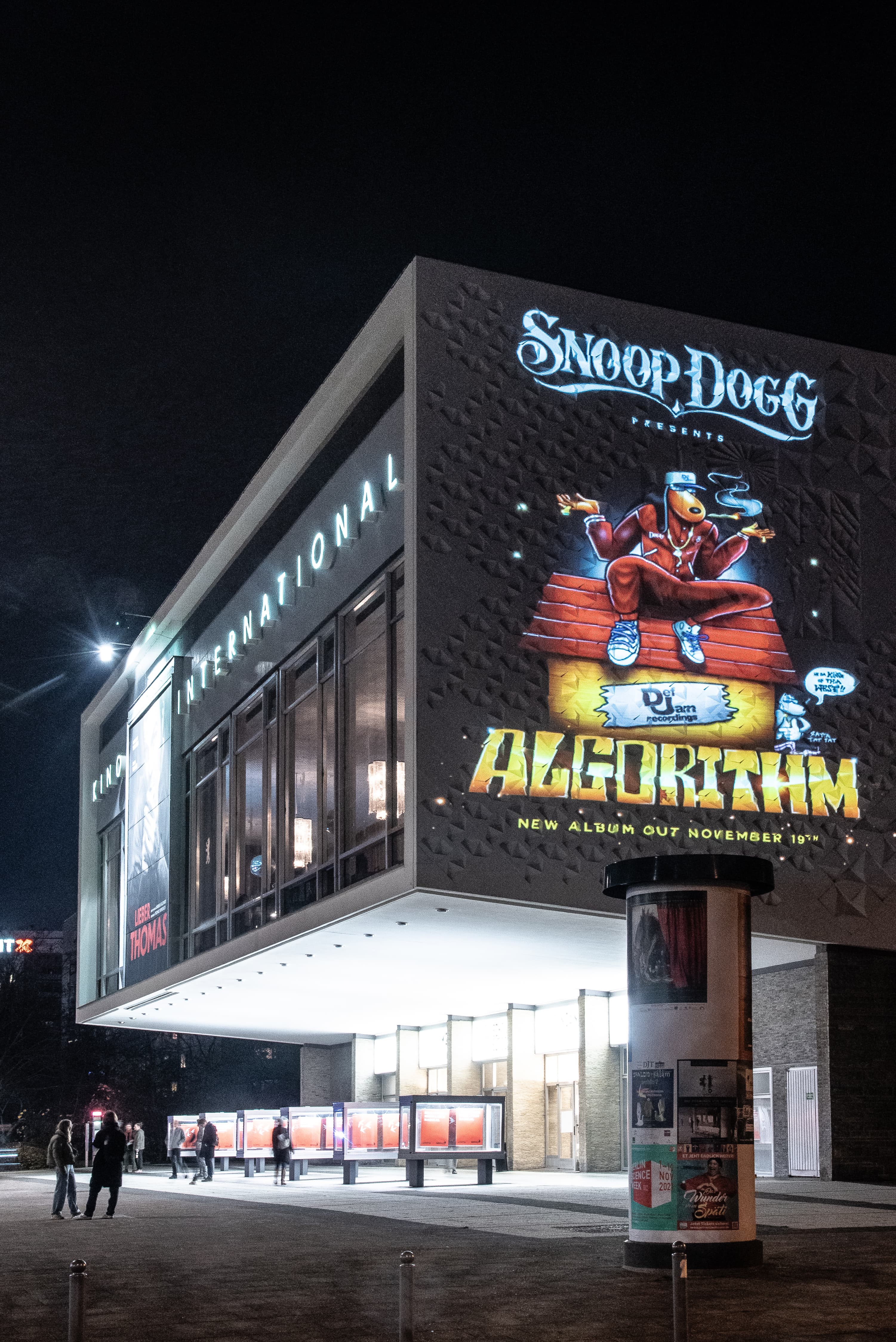 Snoop Dogg Algorithm Projektion auf Gebäude am Kino International, Berlin bei Nacht