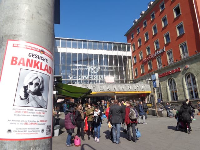 BANKLADY Filmplakat am Hauptbahnhof