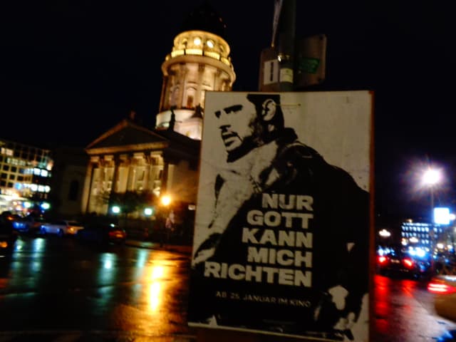 Plakatierung am Bahnhof