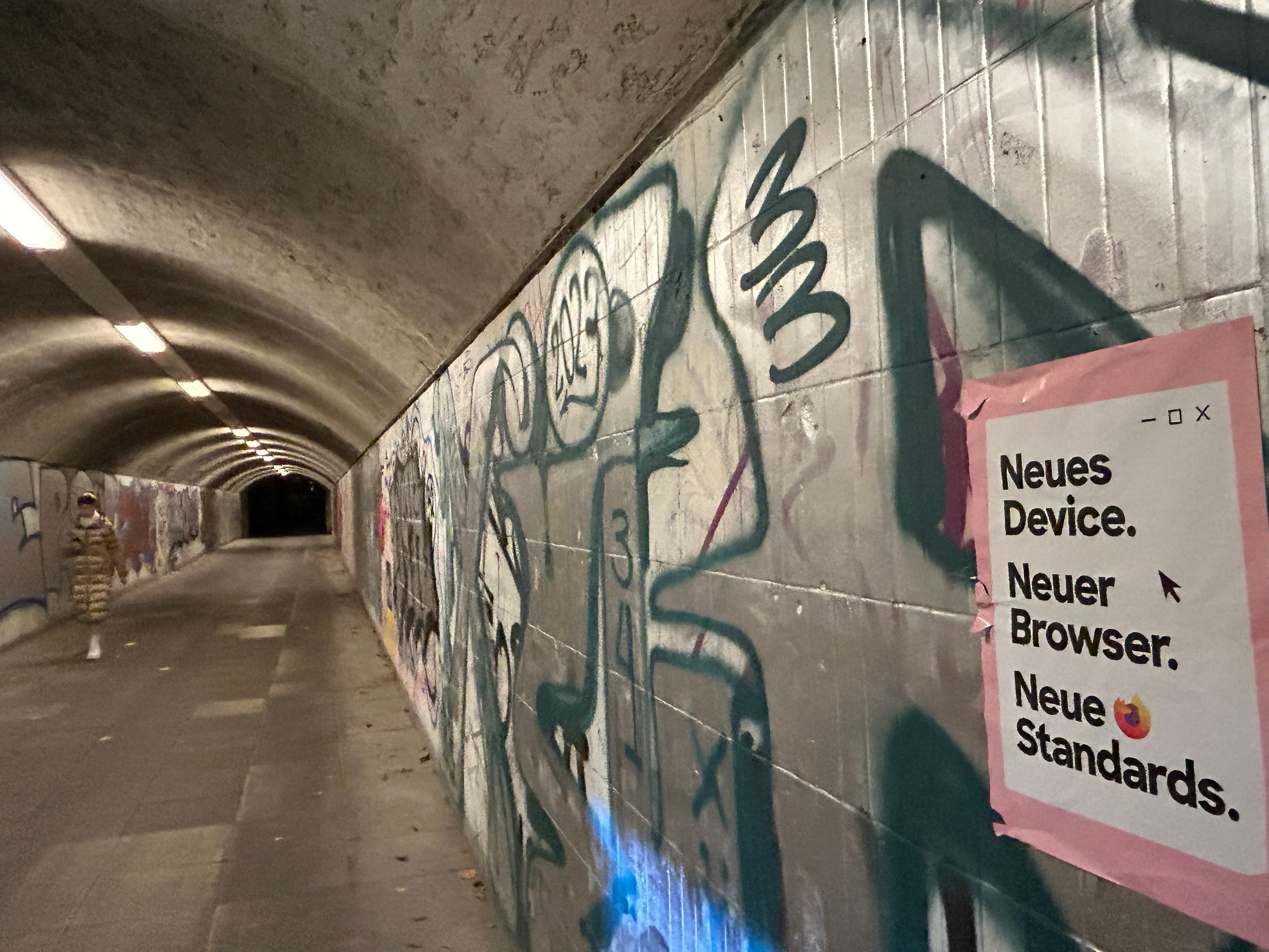 Plakatierung bei Nacht