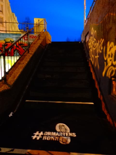 Street Stencil auf dunkler Wand