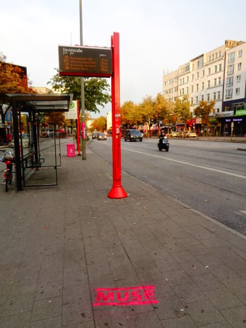 Pinkes Street Stencil auf Berliner Gehweg