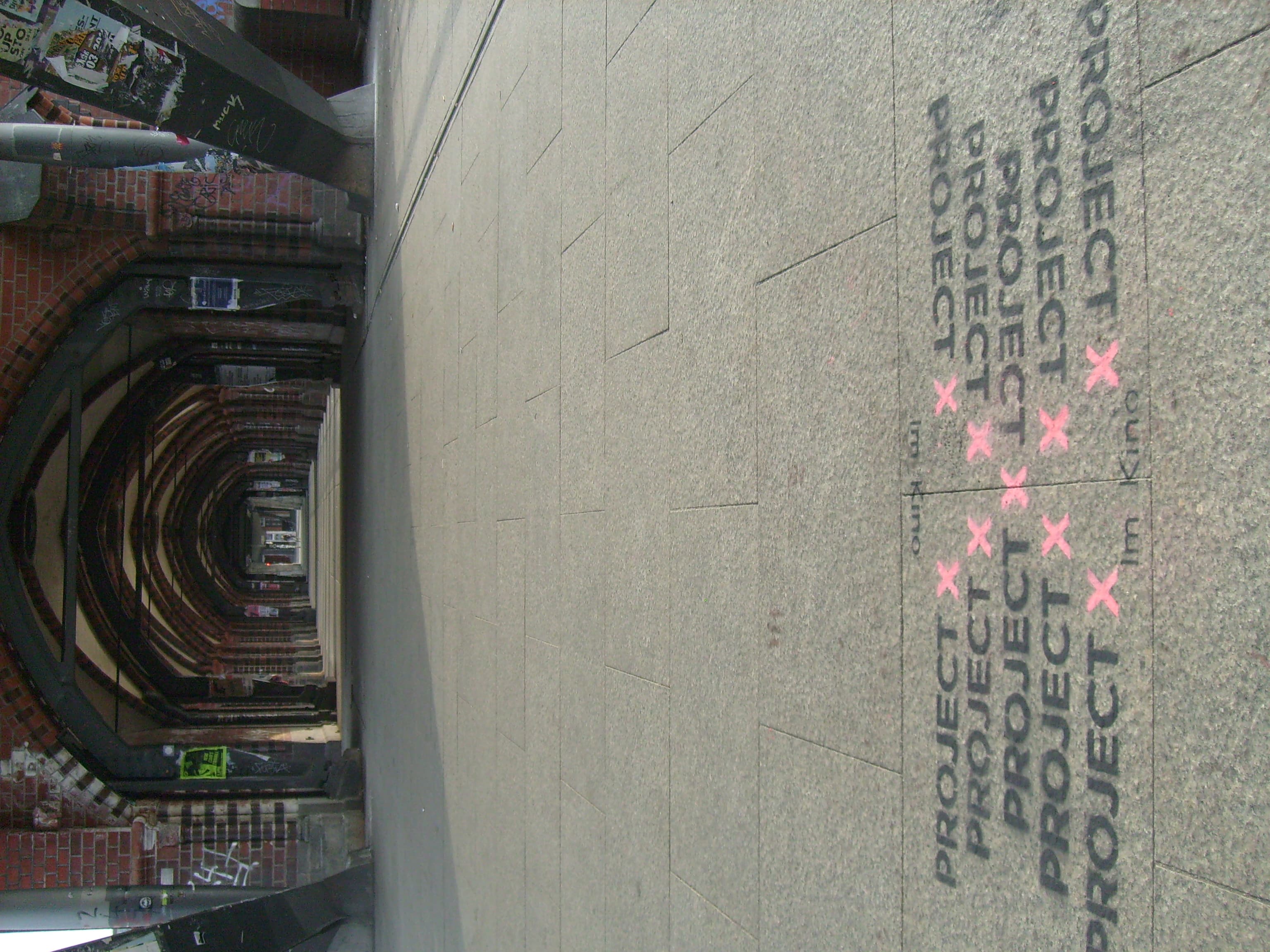 Street Stencil auf Gehweg