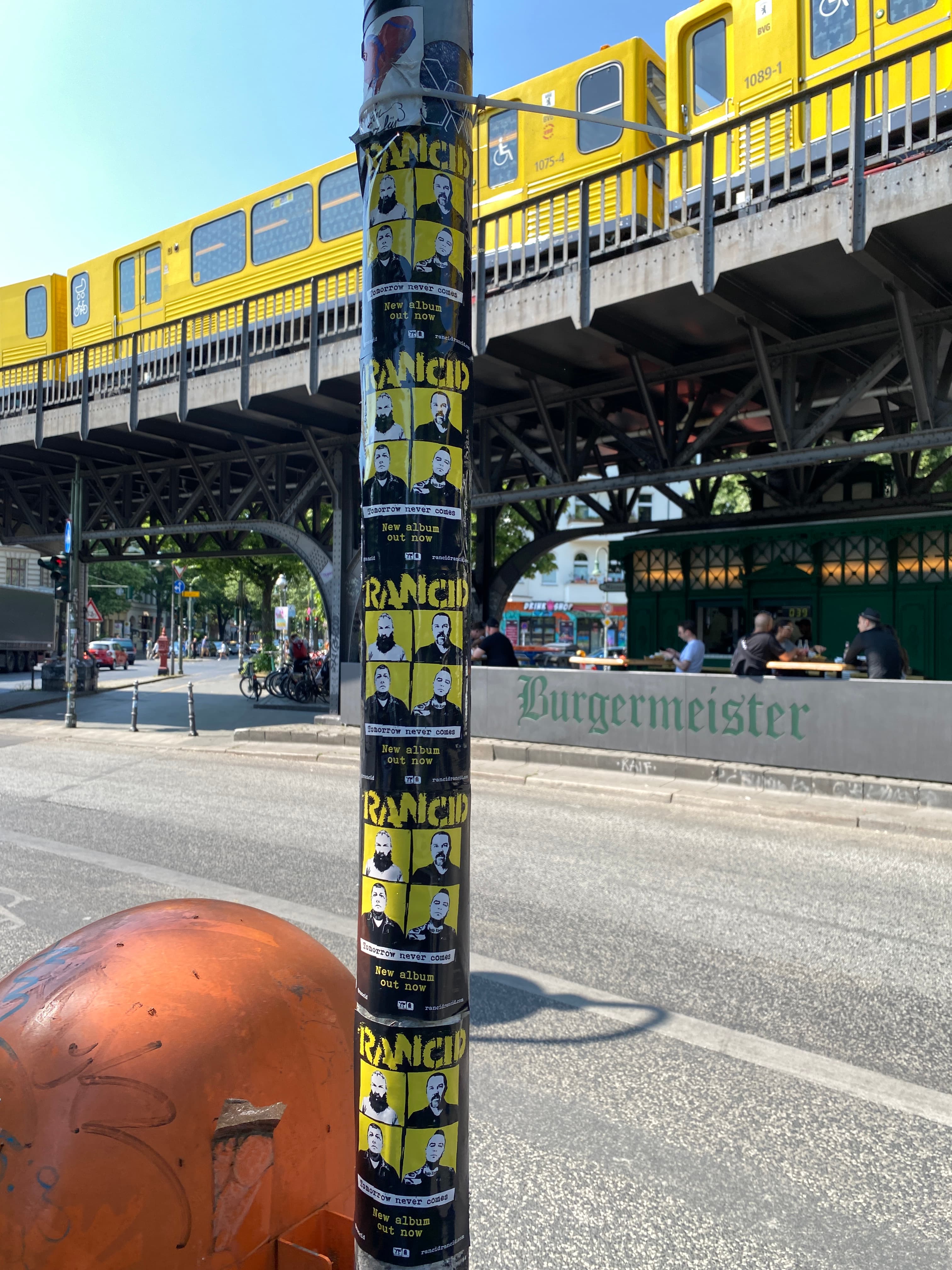 Rancid Sticker-Kampagne auf Laternenpfahl nahe U-Bahn